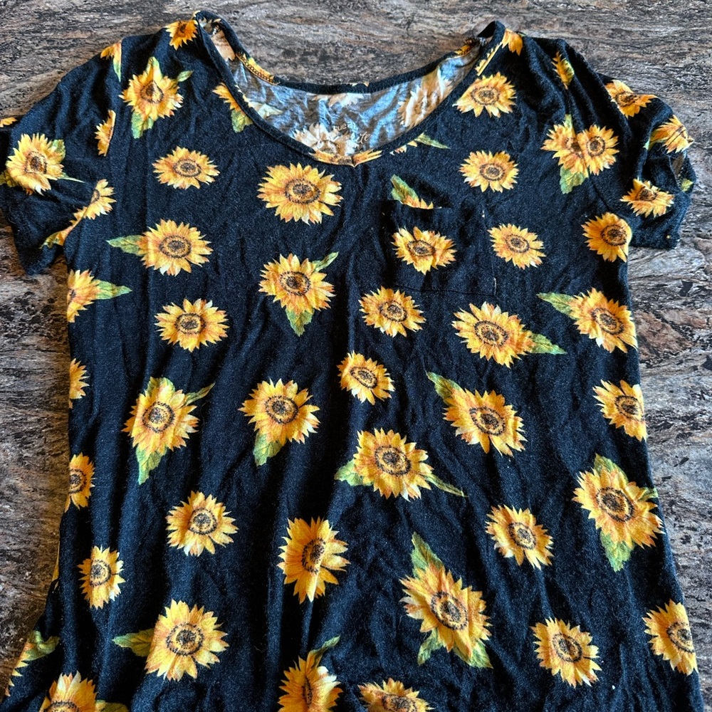 Small Rue21 V-Neck Sunflower Pocket Tee